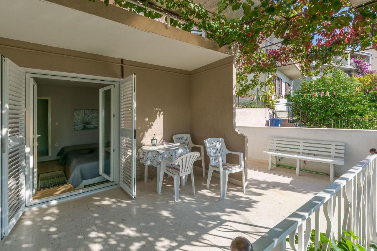 Apartment And Rooms Tatjana Omiš Exterior foto